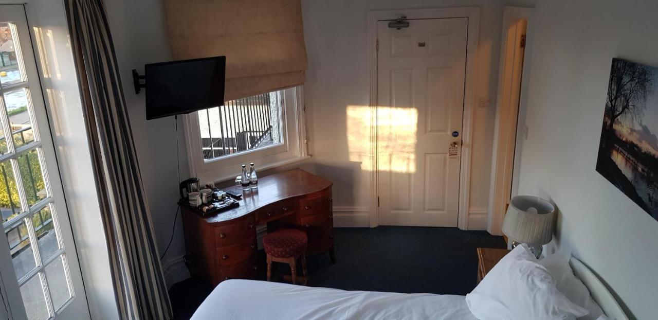 The Weir Hotel 월턴 온 템스 외부 사진